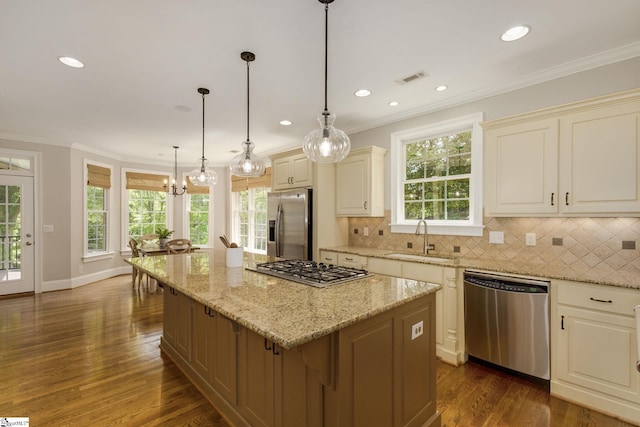 kitchen with stainless steel appliances, a sink, dark wood-style floors, tasteful backsplash, and recessed lighting