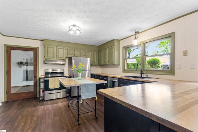 kitchen featuring stainless steel appliances, a sink, under cabinet range hood, dark wood-style flooring, and a textured ceiling