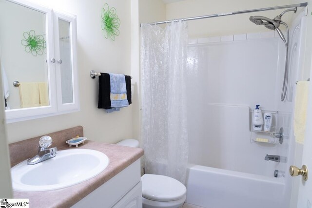 521 N Calhoun Shores Pkwy, Calhoun Falls, SC 29628 - bathroom featuring toilet, vanity, and shower / bath combination with curtain