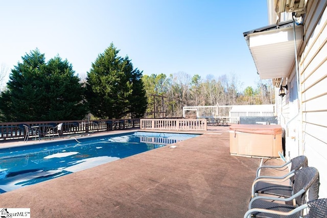 521 N Calhoun Shores Pkwy, Calhoun Falls, SC 29628 - view of swimming pool featuring a fenced backyard, a patio area, and a hot tub