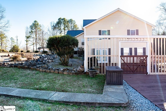 521 N Calhoun Shores Pkwy, Calhoun Falls, SC 29628 - back of property with a deck and a lawn