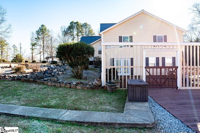 521 N Calhoun Shores Pkwy, Calhoun Falls, SC 29628 - back of property with a deck and a lawn