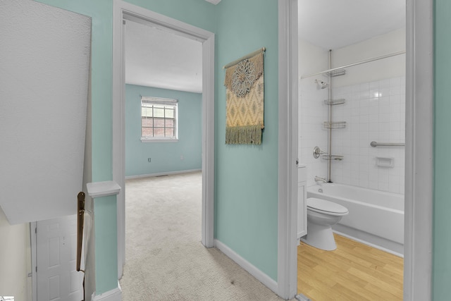 2530 E N St Unit 13K, Greenville, SC 29615 - full bath featuring toilet, baseboards, and bathtub / shower combination