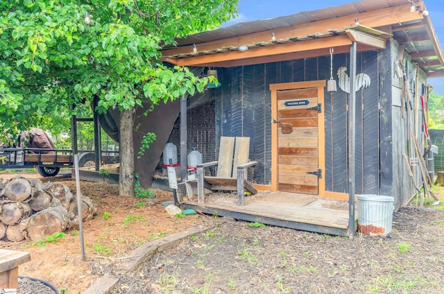 view of outdoor structure with an outbuilding