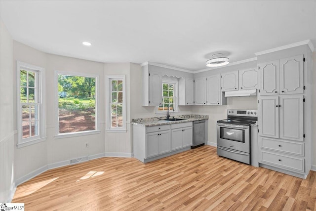 408 Bent Creek Dr, Greer, SC 29650 - kitchen featuring appliances with stainless steel finishes, a sink, light wood finished floors, under cabinet range hood, and baseboards