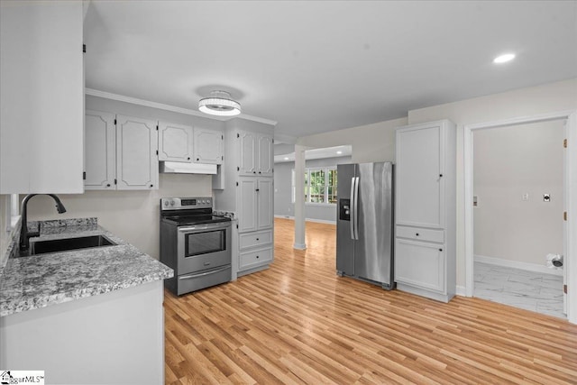 408 Bent Creek Dr, Greer, SC 29650 - kitchen featuring appliances with stainless steel finishes, under cabinet range hood, a sink, baseboards, and recessed lighting