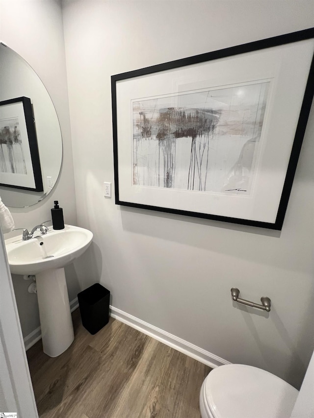 1222 Forestbrook Ln, Spartanburg, SC 29303 - bathroom featuring wood finished floors, toilet, and baseboards