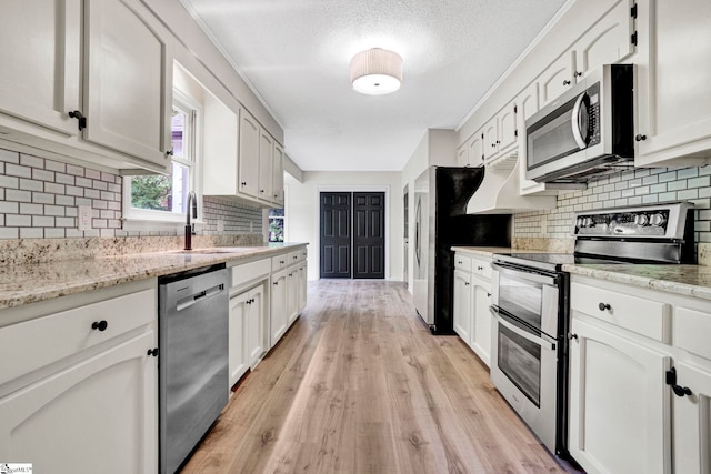 167 Lake Bowen Dr, Inman, SC 29349 - kitchen with stainless steel appliances, a sink, tasteful backsplash, and light wood-style floors