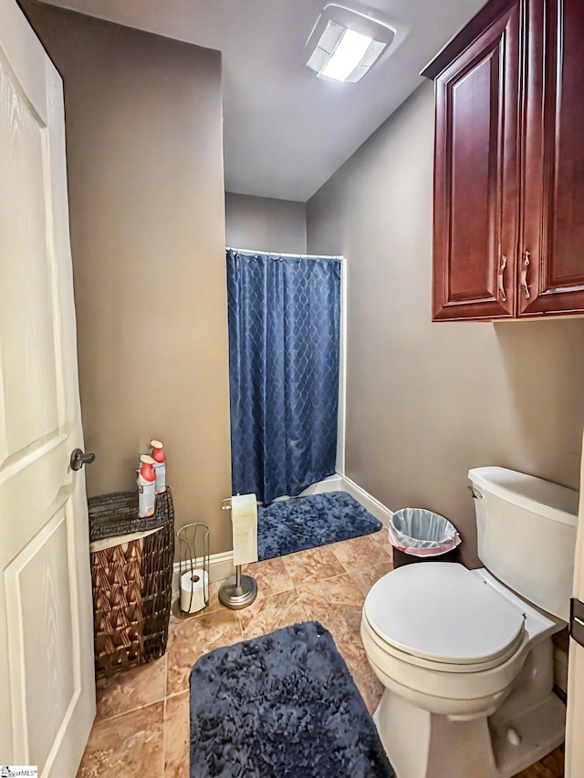 586 Silver Shoals Cir, Marietta, SC 29661 - bathroom featuring curtained shower, toilet, and baseboards