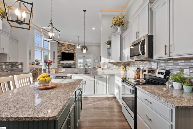 406 Jersey Queen Trl, Greer, SC 29651 - kitchen with stainless steel appliances, healthy amount of natural light, a sink, ornamental molding, and tasteful backsplash