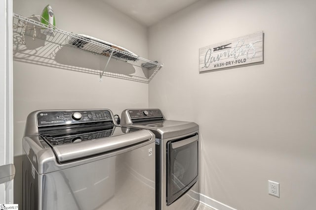 1128 Grovewood Ct, Moore, SC 29369 - clothes washing area featuring washer and clothes dryer and baseboards