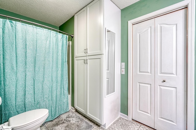 103 Cheyenne Ridge Rd, Campobello, SC 29322 - bathroom with a textured ceiling, toilet, baseboards, a shower with curtain, and a closet