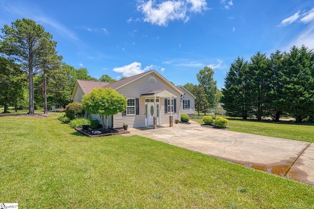 103 Cheyenne Ridge Rd, Campobello, SC 29322 - view of front facade featuring a front yard and concrete driveway