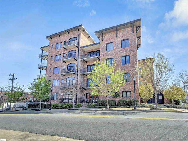 view of apartment building / complex