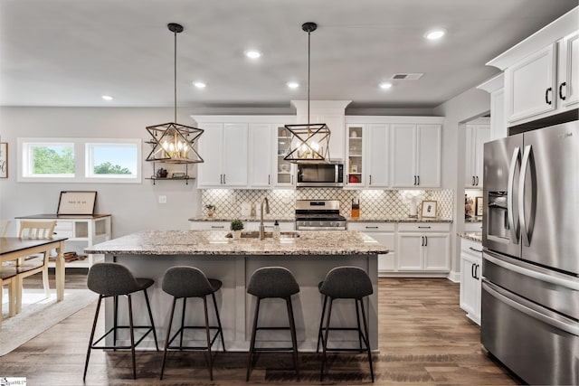 907 Whitemarsh Ave, Simpsonville, SC 29680 - kitchen featuring appliances with stainless steel finishes, a sink, a kitchen breakfast bar, backsplash, and recessed lighting