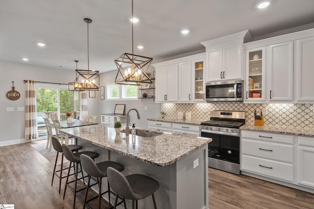 907 Whitemarsh Ave, Simpsonville, SC 29680 - kitchen with appliances with stainless steel finishes, a sink, decorative backsplash, wood finished floors, and recessed lighting