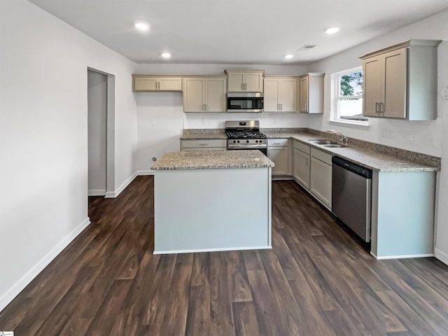 3740 Brookshade Trl, Moore, SC 29369 - kitchen featuring stainless steel appliances, a sink, a center island, baseboards, and recessed lighting