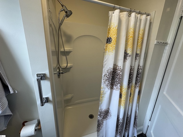 422 E Savannah St, Calhoun Falls, SC 29628 - full bath with a shower with shower curtain