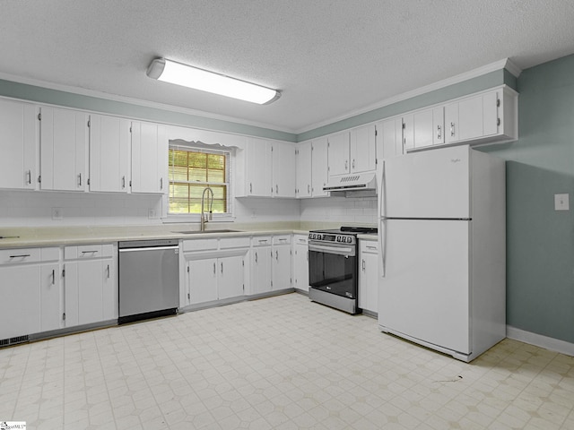 221 N Hill Dr, Boiling Springs, SC 29316 - kitchen featuring stainless steel appliances, a sink, under cabinet range hood, light countertops, and crown molding