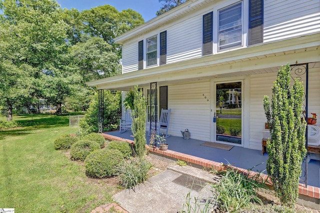 600 Gulliver St, Fountain Inn, SC 29644 - entrance to property featuring a porch and a lawn