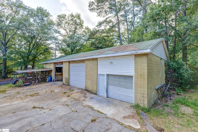 600 Gulliver St, Fountain Inn, SC 29644 - detached garage featuring view of wooded area
