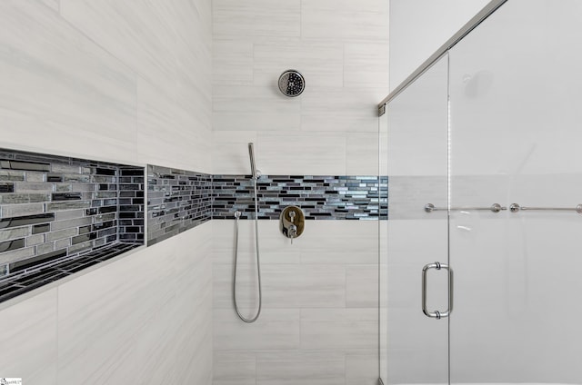 226 Deerview Trl, Simpsonville, SC 29680 - full bathroom featuring a stall shower and tasteful backsplash