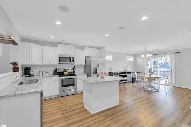 116 Bruinen Dr, Fountain Inn, SC 29644 - kitchen with stainless steel appliances, a sink, a center island, light wood finished floors, and recessed lighting