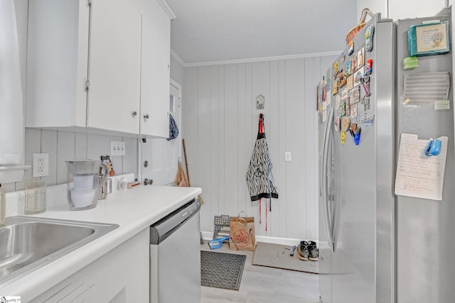 273 Cedar Springs Rd, Spartanburg, SC 29302 - laundry room featuring light wood-style floors, ornamental molding, a sink, and a textured ceiling