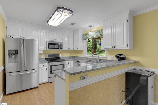 411 Wild Horse Creek Dr, Simpsonville, SC 29680 - kitchen featuring stainless steel appliances, a sink, white cabinetry, crown molding, and a peninsula