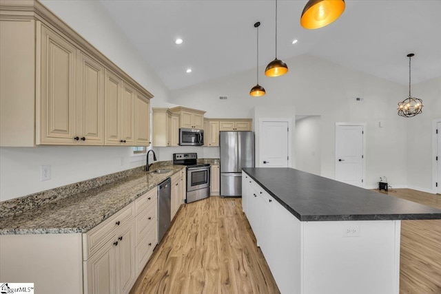 624 Renita Dr, Boiling Springs, SC 29316 - kitchen featuring appliances with stainless steel finishes, cream cabinetry, a sink, light wood finished floors, and a center island