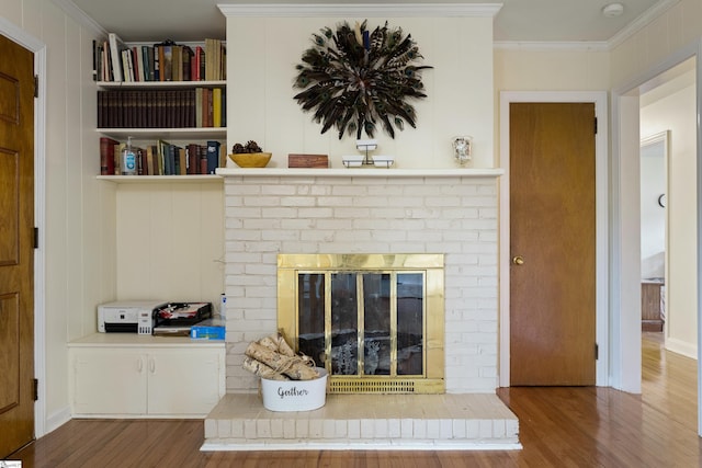 2807 Bellview Rd, Anderson, SC 29621 - detailed view of wood finished floors, ornamental molding, a fireplace, and a smoke detector