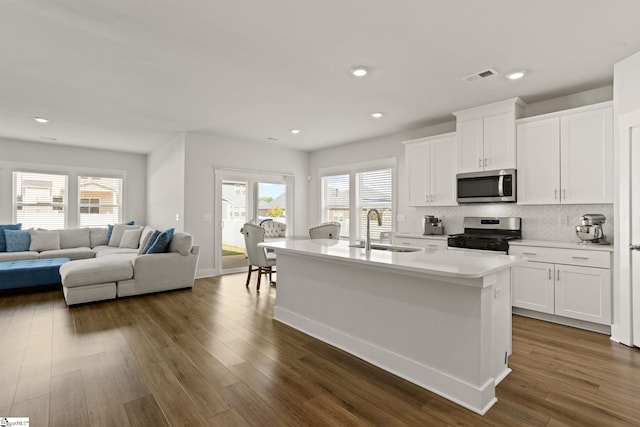 117 Hazelcroft Dr, Fountain Inn, SC 29644 - kitchen featuring stainless steel appliances, a sink, decorative backsplash, light countertops, and white cabinetry