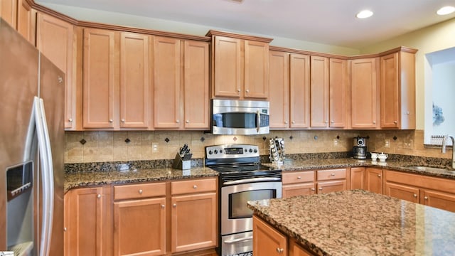 225 Highgrove Ct, Simpsonville, SC 29681 - kitchen featuring appliances with stainless steel finishes, a sink, dark stone countertops, backsplash, and recessed lighting