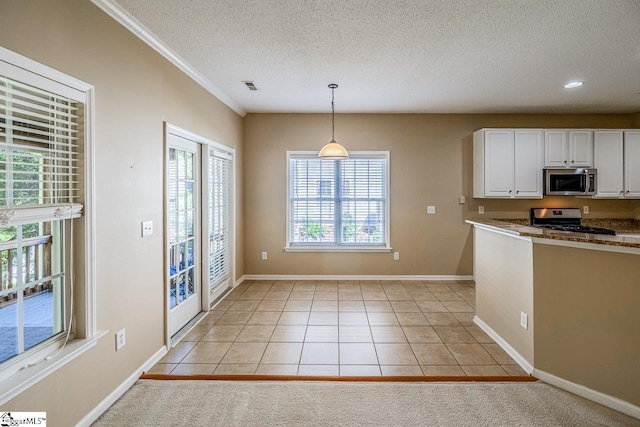 122 N Orchard Farms Ave, Simpsonville, SC 29681 - kitchen featuring stainless steel appliances, white cabinets, a textured ceiling, hanging light fixtures, and crown molding