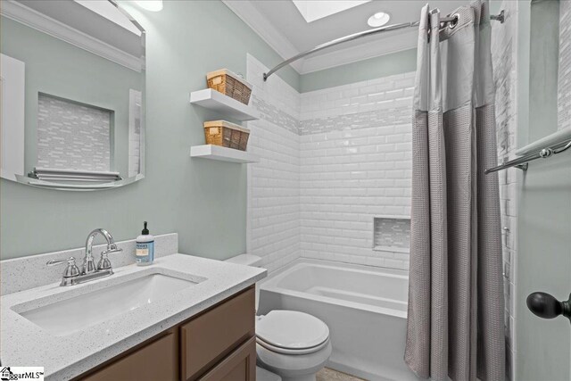 116 Twinbrook Dr, Greenville, SC 29607 - full bath featuring crown molding, toilet, shower / bath combo, and vanity