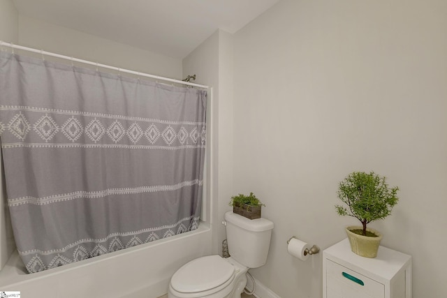 131 Riverland Woods Ct, Simpsonville, SC 29681 - bathroom featuring toilet, shower / tub combo with curtain, and baseboards