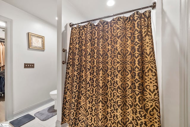 30 Eaglecrest Ct, Simpsonville, SC 29681 - bathroom featuring toilet, a shower with shower curtain, recessed lighting, and baseboards