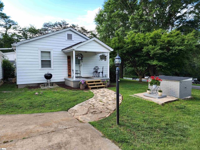 1104 Robert P Jeanes Rd, Easley, SC 29640 - view of front of home featuring covered porch and a front yard