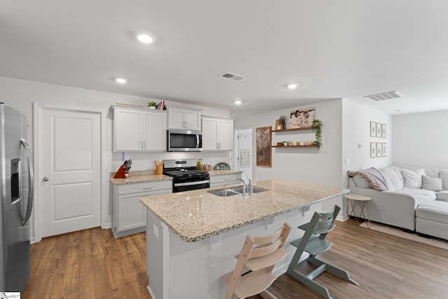 206 Bonifay Dr, Fountain Inn, SC 29644 - kitchen with stainless steel appliances, a sink, open floor plan, dark wood finished floors, and a kitchen bar