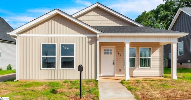 182 Ridge St, Spartanburg, SC 29302 - bungalow featuring covered porch and roof with shingles