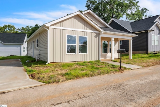 182 Ridge St, Spartanburg, SC 29302 - view of front of house with board and batten siding and covered porch