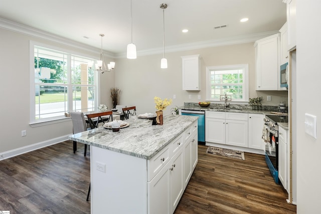 106 N St, Belton, SC 29627 - kitchen featuring stainless steel appliances, a breakfast bar area, a chandelier, white cabinets, and crown molding