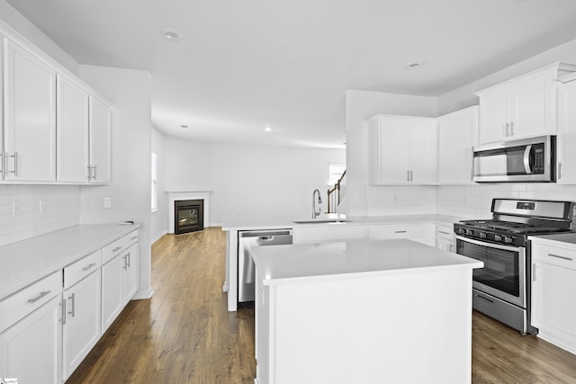 1072 Longstone Way, Spartanburg, SC 29306 - kitchen with stainless steel appliances, a sink, a peninsula, decorative backsplash, and open floor plan