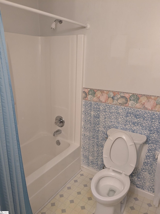 7 Willow Wood Ct, Taylors, SC 29687 - bathroom with shower / bath combination with curtain, baseboards, toilet, and wallpapered walls