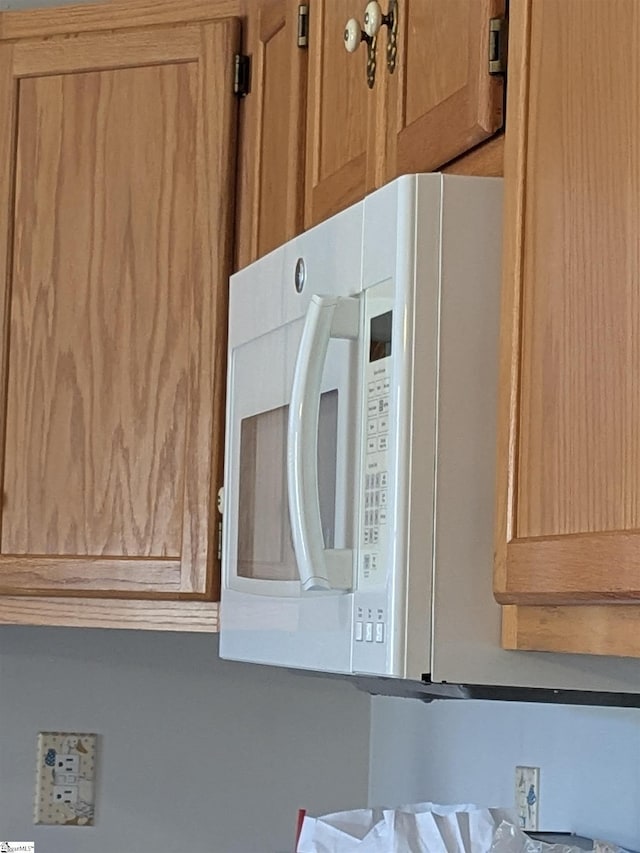 7 Willow Wood Ct, Taylors, SC 29687 - kitchen view of white microwave