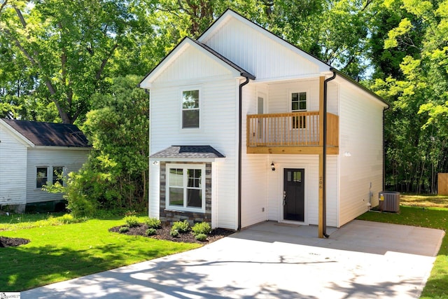 206 Daniels St, Anderson, SC 29625 - modern farmhouse style home with a balcony, a front yard, cooling unit, and concrete driveway