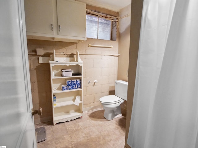 117 Montgomery Dr, Spartanburg, SC 29302 - full bathroom featuring concrete block wall, toilet, and a shower with curtain
