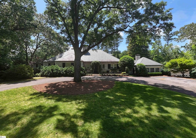 117 Montgomery Dr, Spartanburg, SC 29302 - view of front of home featuring a front yard and curved driveway