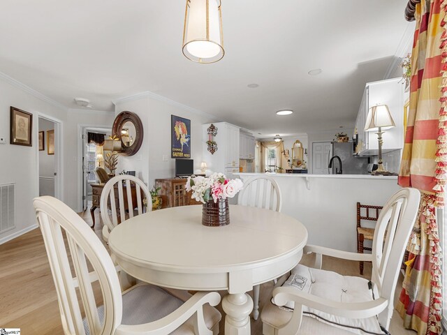 312 Terrace Hills Dr, Boiling Springs, SC 29316 - dining room with crown molding, light wood finished floors, baseboards, and recessed lighting