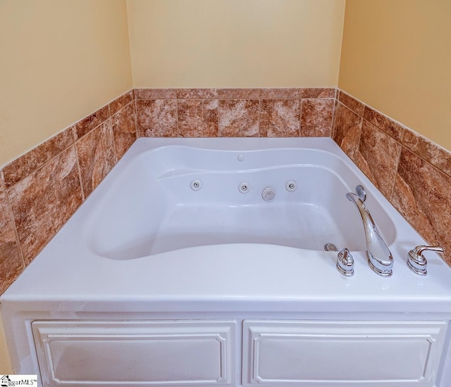414 Mayburgh Ct, Spartanburg, SC 29301 - bathroom featuring a whirlpool tub